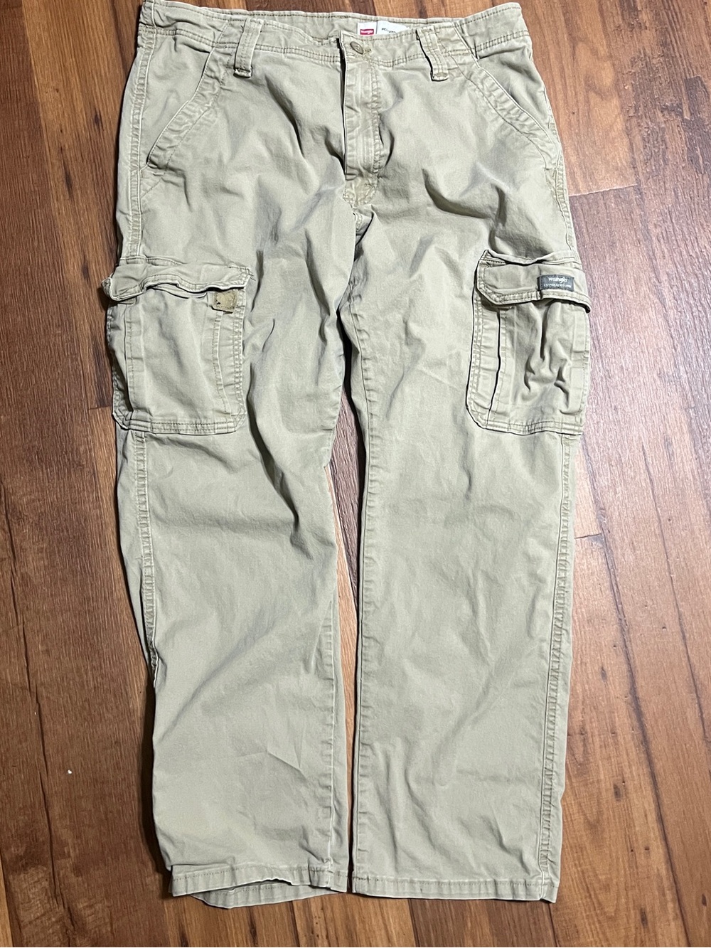 Wrangler Cargo Pants Men’s Size 33x30 Relaxed Fit Beige Cotton Pants
